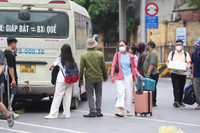 Người dân ùn ùn trở lại Thủ đô sau kỳ nghỉ lễ kéo dài