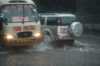 Mưa giông sầm sập trút xuống, trời Hà Nội tối đen, nhiều tuyến phố ngập trắng