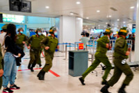 Hành khách gây rối trật tự công cộng tại sân bay Nội Bài sẽ bị khống chế như thế nào?
