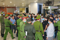 Hành khách gây rối trật tự công cộng tại sân bay Nội Bài sẽ bị khống chế như thế nào?