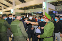 Hành khách gây rối trật tự công cộng tại sân bay Nội Bài sẽ bị khống chế như thế nào?