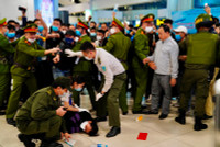 Hành khách gây rối trật tự công cộng tại sân bay Nội Bài sẽ bị khống chế như thế nào?