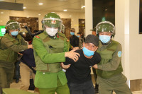 Hành khách gây rối trật tự công cộng tại sân bay Nội Bài sẽ bị khống chế như thế nào?