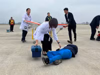 Cận cảnh diễn tập sự cố 200 lít xăng máy bay bị tràn ra sân đỗ, gây cháy tại Nội Bài