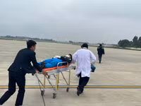 Cận cảnh diễn tập sự cố 200 lít xăng máy bay bị tràn ra sân đỗ, gây cháy tại Nội Bài