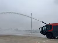 Cận cảnh diễn tập sự cố 200 lít xăng máy bay bị tràn ra sân đỗ, gây cháy tại Nội Bài