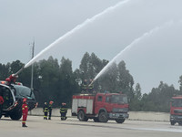 Cận cảnh diễn tập sự cố 200 lít xăng máy bay bị tràn ra sân đỗ, gây cháy tại Nội Bài