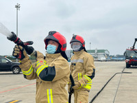 Cận cảnh diễn tập sự cố 200 lít xăng máy bay bị tràn ra sân đỗ, gây cháy tại Nội Bài