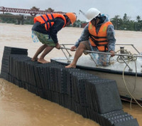 Xem tận mắt cán bộ thủy văn vất vả dầm mình trong nước lũ đỏ ngầu “đo mưa, đong lũ”