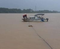 Xem tận mắt cán bộ thủy văn vất vả dầm mình trong nước lũ đỏ ngầu “đo mưa, đong lũ”