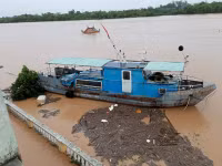 Xem tận mắt cán bộ thủy văn vất vả dầm mình trong nước lũ đỏ ngầu “đo mưa, đong lũ”