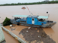 Xem tận mắt cán bộ thủy văn vất vả dầm mình trong nước lũ đỏ ngầu “đo mưa, đong lũ”
