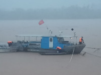 Xem tận mắt cán bộ thủy văn vất vả dầm mình trong nước lũ đỏ ngầu “đo mưa, đong lũ”