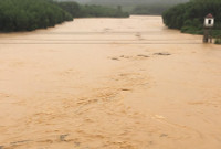 Xem tận mắt cán bộ thủy văn vất vả dầm mình trong nước lũ đỏ ngầu “đo mưa, đong lũ”