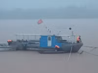 Xem tận mắt cán bộ thủy văn vất vả dầm mình trong nước lũ đỏ ngầu “đo mưa, đong lũ”