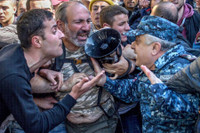 [ẢNH]: Đụng độ ác liệt giữa người biểu tình với lực lượng cảnh sát ở Yerevan