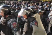 [ẢNH]: Đụng độ ác liệt giữa người biểu tình với lực lượng cảnh sát ở Yerevan