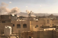 [[ẢNH]: Saudi Arabia ném bom sân bay Sanaa khi Houthi áp sát thành phố chiến lược