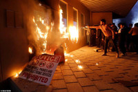 [ẢNH] Tổng thống Trump tìm phương án đáp trả vụ đại sứ quán bị tấn công