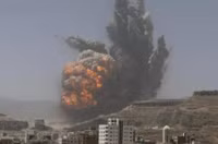 [[ẢNH]: Saudi Arabia ném bom sân bay Sanaa khi Houthi áp sát thành phố chiến lược