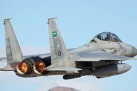 [[ẢNH]: Saudi Arabia ném bom sân bay Sanaa khi Houthi áp sát thành phố chiến lược