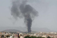 [[ẢNH]: Saudi Arabia ném bom sân bay Sanaa khi Houthi áp sát thành phố chiến lược