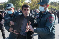 [ẢNH]: Đụng độ ác liệt giữa người biểu tình với lực lượng cảnh sát ở Yerevan