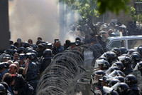 [ẢNH]: Đụng độ ác liệt giữa người biểu tình với lực lượng cảnh sát ở Yerevan