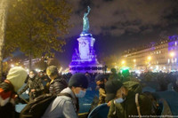 [ẢNH]: Hàng trăm người biểu tình ở Paris sau khi trại di cư bị cảnh sát phá dỡ