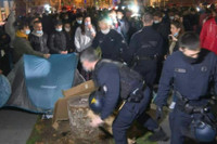 [ẢNH]: Hàng trăm người biểu tình ở Paris sau khi trại di cư bị cảnh sát phá dỡ