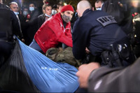 [ẢNH]: Hàng trăm người biểu tình ở Paris sau khi trại di cư bị cảnh sát phá dỡ