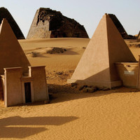 Bí ẩn hơn 200 kim tự tháp giữa sa mạc