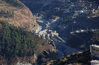 Nhiều vết nứt bí ẩn xuất hiện tại thị trấn hành hương nổi tiếng trên dãy Himalaya 