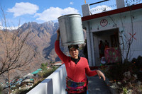 Nhiều vết nứt bí ẩn xuất hiện tại thị trấn hành hương nổi tiếng trên dãy Himalaya 