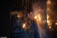 Tòa tháp chọc trời ở Hồng Kông bốc cháy như bó đuốc khổng lồ