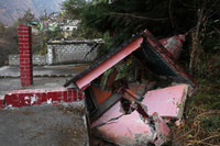 Nhiều vết nứt bí ẩn xuất hiện tại thị trấn hành hương nổi tiếng trên dãy Himalaya 