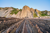 Khám phá bãi biển đá răng cưa ở Tây Ban Nha