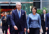 Tổng thống Litva đến Hà Nội trên chuyên cơ Vietjet