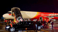 Tổng thống Litva đến Hà Nội trên chuyên cơ Vietjet