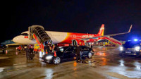 Tổng thống Litva đến Hà Nội trên chuyên cơ Vietjet