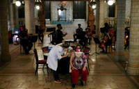 [ẢNH] Những điểm tiêm chủng vaccine ngừa Covid-19 khác lạ trên thế giới