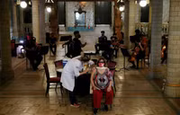 [ẢNH] Những điểm tiêm chủng vaccine ngừa Covid-19 khác lạ trên thế giới