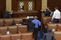 [ẢNH] Cận cảnh đám đông người biểu tình tràn vào tòa nhà Quốc hội Mỹ