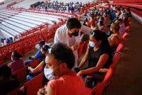 [ẢNH] Những điểm tiêm chủng vaccine ngừa Covid-19 khác lạ trên thế giới