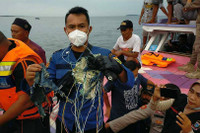 [ẢNH] Diễn biến mới nhất vụ máy bay chở khách Indonesia rơi xuống biển