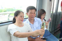 Người dân háo hức trải nghiệm tàu metro Nhổn- Ga Hà Nội ngày đầu vận hành