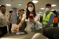 Người dân háo hức trải nghiệm tàu metro Nhổn- Ga Hà Nội ngày đầu vận hành