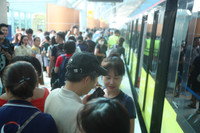 Người dân háo hức trải nghiệm tàu metro Nhổn- Ga Hà Nội ngày đầu vận hành