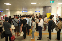 Người dân háo hức trải nghiệm tàu metro Nhổn- Ga Hà Nội ngày đầu vận hành