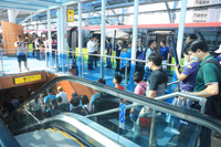 Người dân háo hức trải nghiệm tàu metro Nhổn- Ga Hà Nội ngày đầu vận hành